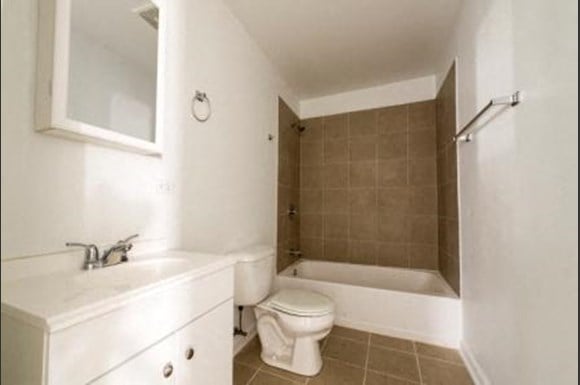 Pangea Lakes 13300 S Indiana Ave Apartments Chicago Bathroom